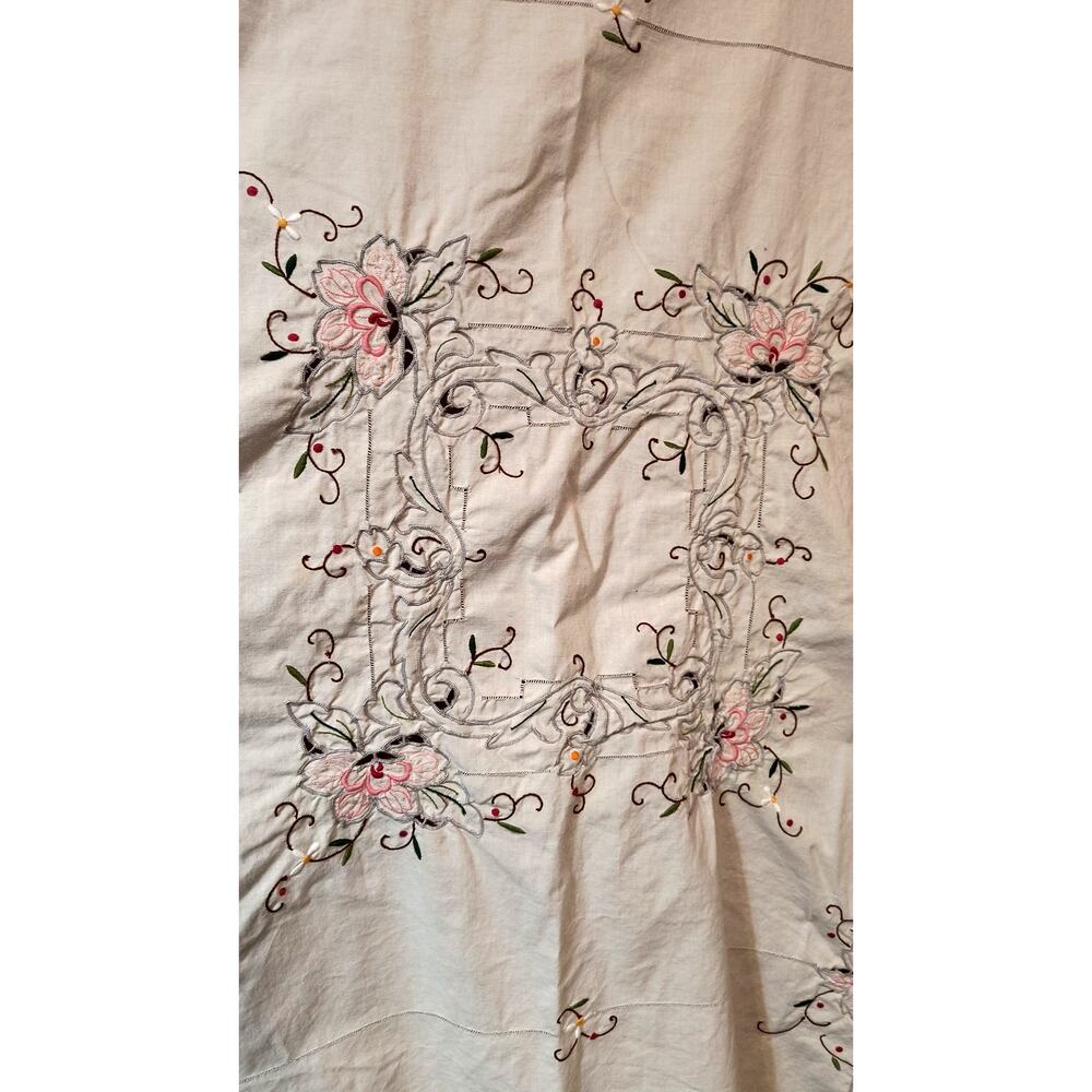 1142.  Vintage Tablecloth and Napkins Set Embroidered